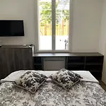 Aux 3 Domaines T2 Avec Terrasse